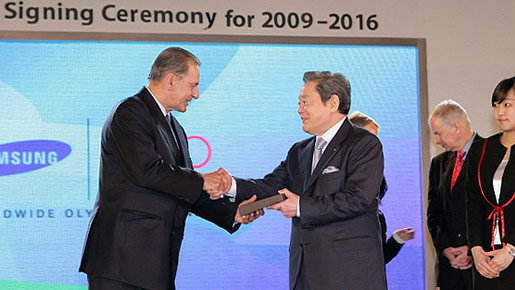 Lee Kun-hee (right) after signing a deal for with then International Olympic Committee President Jacques Rogge to extend Samsung's sponsorship of the Olympic Games ©Samsung