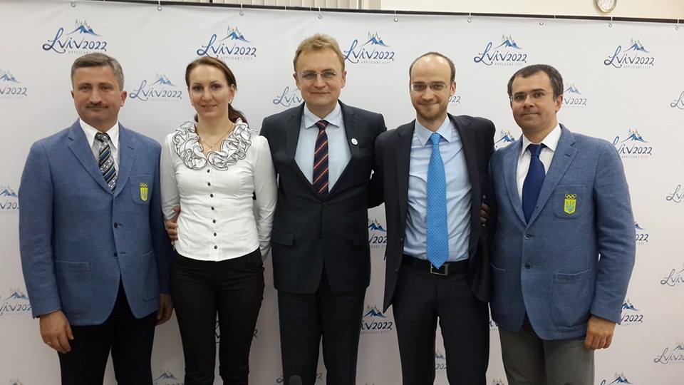 Sergej Gontcharov (second from right) pictured with Lviv Mayor Andriy Sadovyy, Ukraine's Deputy Sports Minister Sochi 2014 gold medalist Olena Pidhrushna and Lviv 2022 technical director and manager Arsen Popel and Oleg Zasadny after leading the video conference with the IOC last week ©Facebook