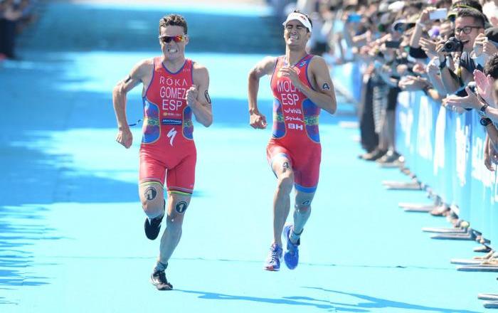 Mario Gómez just edged past compatriot Mario Mola to take his third win of the 2014 World Triathlon Series as the race went down to a sprint to the line in Yokohama ©ITU