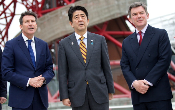 Japanese Prime Minister Shinzō Abe (centre) visited the London Olympic Park with former London 2012 chairman Sebastian Coe (left) and Minister of State for Foreign and Commonwealth Affairs Hugh Robertson (right) ©AFP/Getty Images