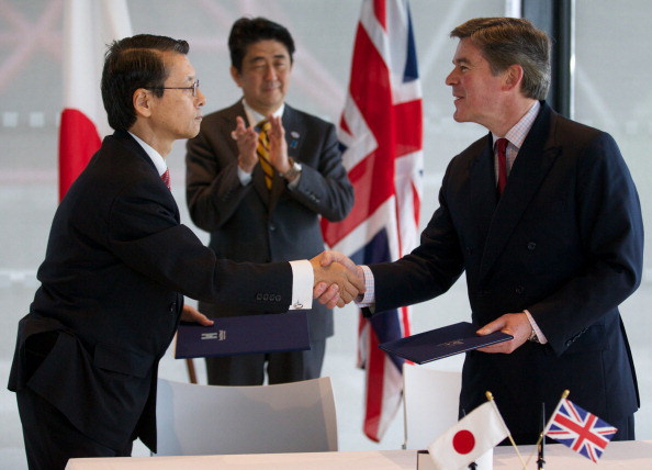 Shinzō Abe (centre) witnessed the signing a Memorandum of Cooperation between Japan and the United Kingdom for the Tokyo 2020 and 2019 Rugby World Cup preparations ©AFP/Getty Images