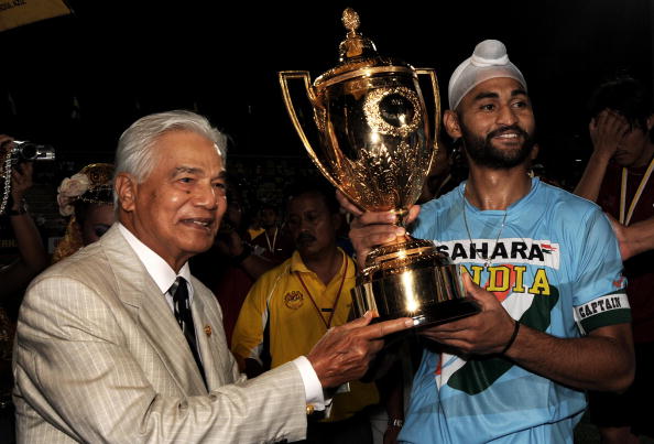 Sultan Azlan Shah presenting the Sultan Azlan Shah Cup, named after him, to India captain Sandeep Singh in 2009 ©AFP/Getty Images