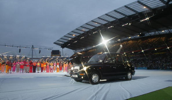 The Queen arrived in the City of Manchester Stadium in a London black cab ©Getty Images