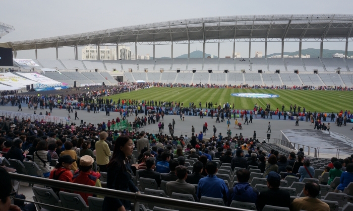 Crowds attending the dedication ceremony marking the opening of the Main Stadium ©Incheon 2014