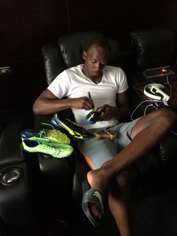 Usain Bolt tweeted a picture of himself signing another pair of shoes as a replacement for the stolen ones ©Usain Bolt Twitter