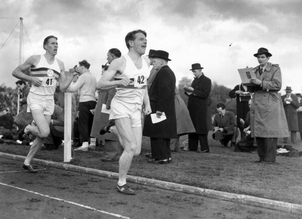 Chris Chataway takes over to lead Bannister through to the final lap ©Hulton Archive/Getty Images