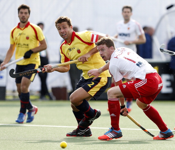Spain's Santi Freixa (left) and England's Michael Hoare dispute possession during the 1-1 draw on the opening day of the Hockey World Cup in The Hague, which is being played under the old format of two 35-minute halves ©AFP/Getty Images