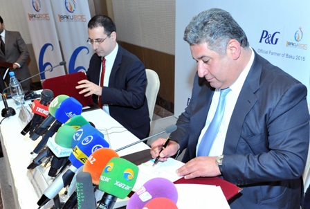  Azerbaijan's Minister of Youth and Sports, Azad Rahimov, signs the agreement with director of P&G Azerbaijan, Taygun Gunay ©Baku 2015