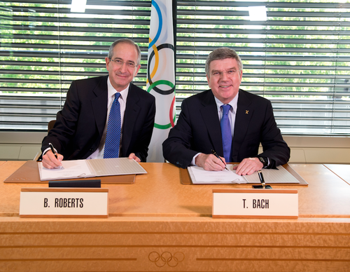Comcast chairman and chief executive Brian Roberts and International Olympic Committee President Thomas Bach sign the deal which gives NBC rights to broadcast the Games until 2032 ©IOC 