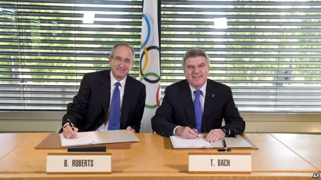 IOC President Thomas Bach and chairman and chief executive of Comcast Corporation Brian Roberts sign an agreement to secure the United States broadcast rights to the Olympics until 2032 ©IOC 