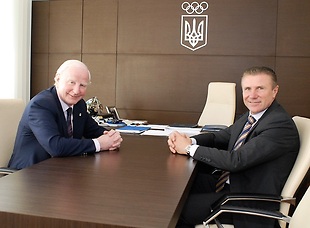 A donation by European Olympic Committees President Patrick Hickey (left) to the National Olympic Committee of Ukraine has been welcomed by its President Sergey Bubka (right) ©NOCU