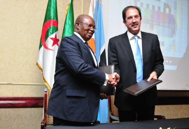Algerian National Olympic Committee President Moustapha Berraf (right) has promised ANOCA President Lassana Palenfo that the 2018 Games will be a memorable event ©ANOCA