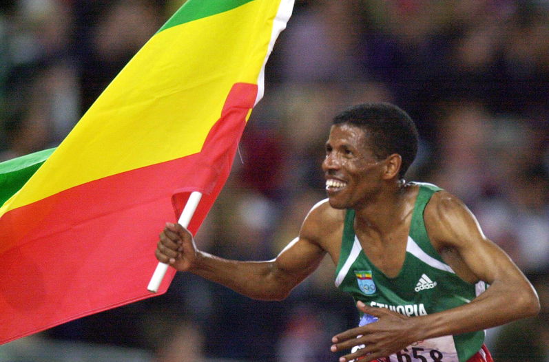 Ethiopia's Haile Gebrselassie celebrates winning the Olympic 10,000 metres at Sydney 2000 ©Getty Images