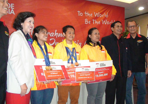 Indonesian National Olympic Committee President Rita Subowo, with weightlifters Sri Wahyuni Agustiani and Syarah Anggraini, their coach and representatives of the Indonesian Weightlifting Federation ©Indonesian National Olympic Committee