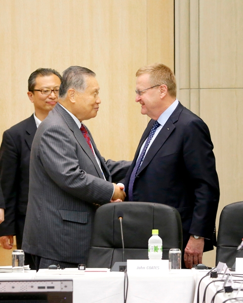 IOC Coordination Commission chairman John Coates is greeted by Tokyo 2020 President Yoshirō Mori at the start of the three-day meeting ©ShugoTakemi/Tokyo 2020