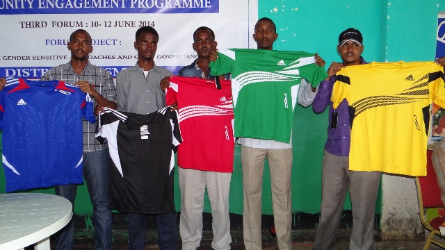 The Somali National Olympic Committee distributed equipment to local teams and athletes in Kismayo as part of its development programme ©NOCSOM