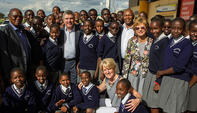 IOC President Thomas Bach opened a new classroom in Eldoret where he met students ©IOC