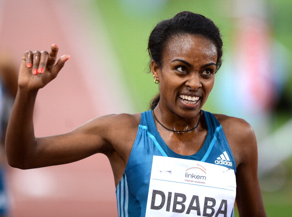 Genzebe Dibaba salutes her 5,000m victory at the IAAF Diamond League meeting in Rome ©AFP/Getty Images