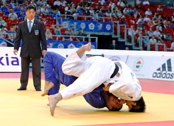 Daiki Nishiyamad of Japan (white) was one of six Japanese judoka to secure gold over the two days of the Budapest Grand Prix ©IJF