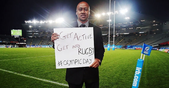 Former New Zealand rugby star Jonah Lomu demonstrated his support for Olympic Day ©IRB