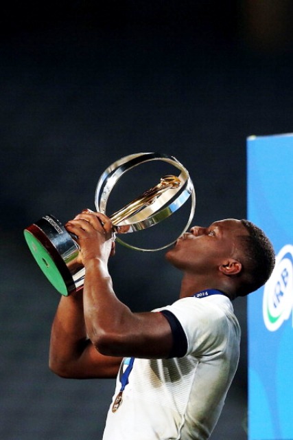 Maro Itoje lifts the IRB Junior World Championship trophy in Eden Park ©Getty Images 