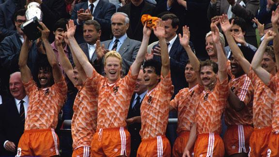 Holland, led by Ruud Gullit, celebrate winning the European Championships in 1988 ©AFP/Getty Images
