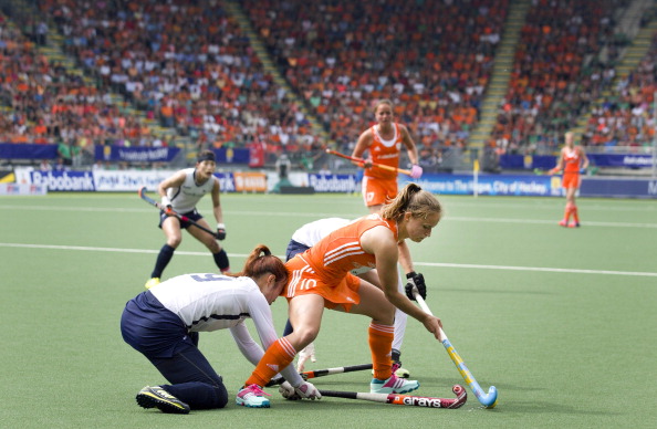 Kelly Jonker, of the Netherlands, is challenged by Korea's Sunsoon Oh in their group qualifier, which was won 3-0 by the Netherlands ©Getty Images