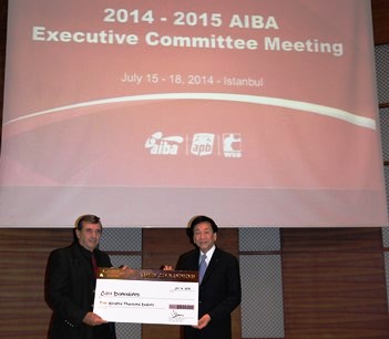 AIBA President C K Wu (right) presents a winners cheque to President of the Cuban Boxing Federation, Alberto Puig ©WSB