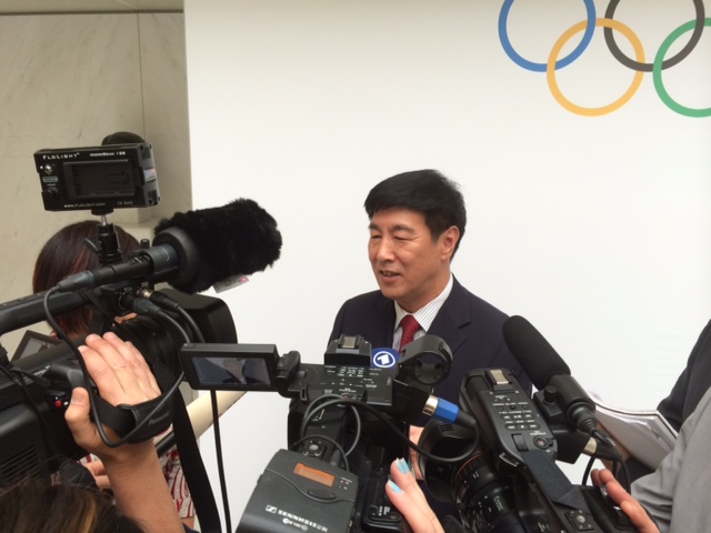 Beijing 2022 vice-president Yang Xiaochao being interviewed following the announcement ©ITG