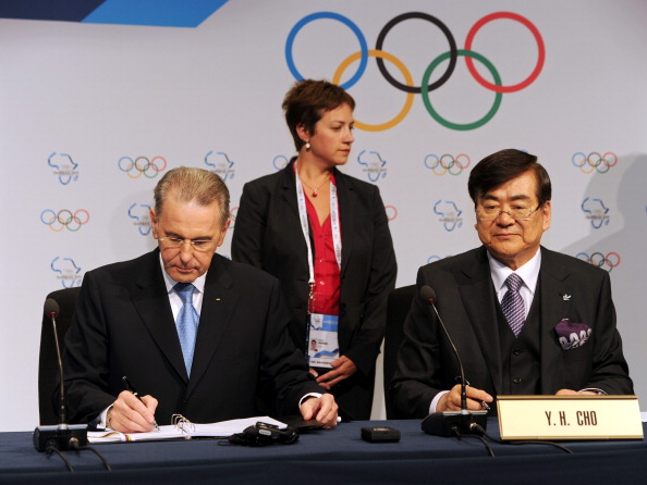 Cho Yang-ho signing the Pyeongchang 2018 host city contract with former IOC President Jacques Rogge at the Session in Durban in 2011 ©Getty Images
