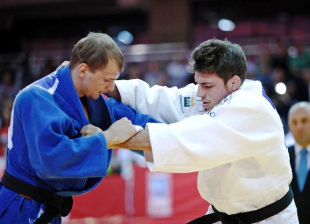 Denis Iartcev (left) was the only home athlete to win gold on the first day of action in Tyumen ©IJF