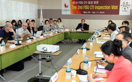 Kim Yoon-suk, secretary general of the Gwangju 2015 Organising Committee, and John Warnock, International Technical Sub-Committee chair, at the final meeting following the conclusion of the inspection ©Gwangju 2015