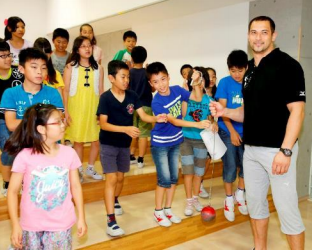 Former Olympic hammer champion Koji Murofushi featured in the Creating Tomorrow Together project today at local schools ©Tokyo 2020/Shugo Takemi