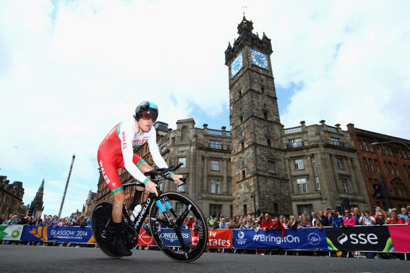 Geraint Thomas of Wales rides past the Tolbooth in the early stage of his time trial ©Getty Images