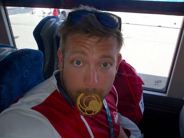Dan Greaves with his F42/44 discus gold medal ©Twitter