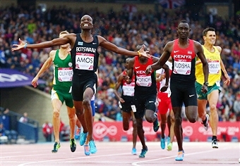 Nijel Amos celebrates after overcoming Olympic champion and world record holder David Rudisha ©Getty Images 