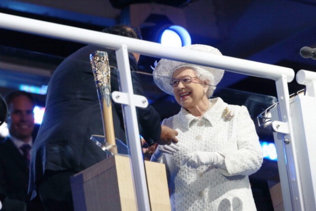 Queen Elizabeth II shares a smile with Commonwealth Games Federation President Prince Imran after problems with the Baton ©Getty Images 