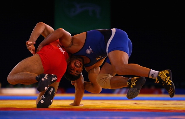 Sushil Kumar of India (blue) beat Qamar Abbas of Pakistan in the 74kg freestyle wrestling gold medal match ©Getty Images