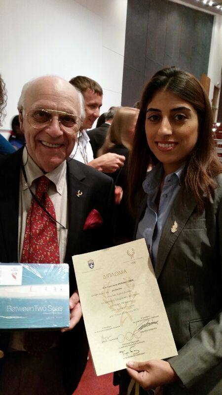 Fajer Jassim collecting her certificate from International Olympic Academy President Isidoros Kuvelos at the Closing Ceremony ©BOC