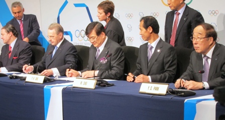 IOC President Jacques Rogge and Pyeongchang 2018 chairman YH Cho sign the 2018 Winter Games Host City Contract on July 6 2011 in Durban, South Africa ©Terrence Burns
