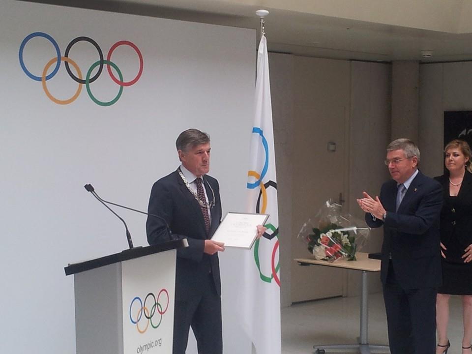 IOC President Thomas Bach awarded the Olympic Order to Guido de Bondt here today ©ITG