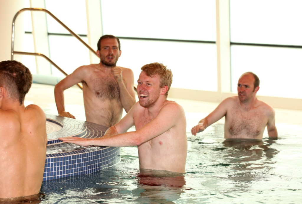 My fellow media colleagues and I had a dip in the freezing cold waters of the contrast pool in an effort to reduce the swelling and any injuries we may have picked up throughout the day ©Macesport