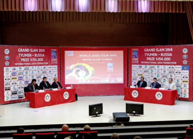 Officials at the draw for the Tyumen Judo Grand Slam which gets underway tomorrow ©IJF