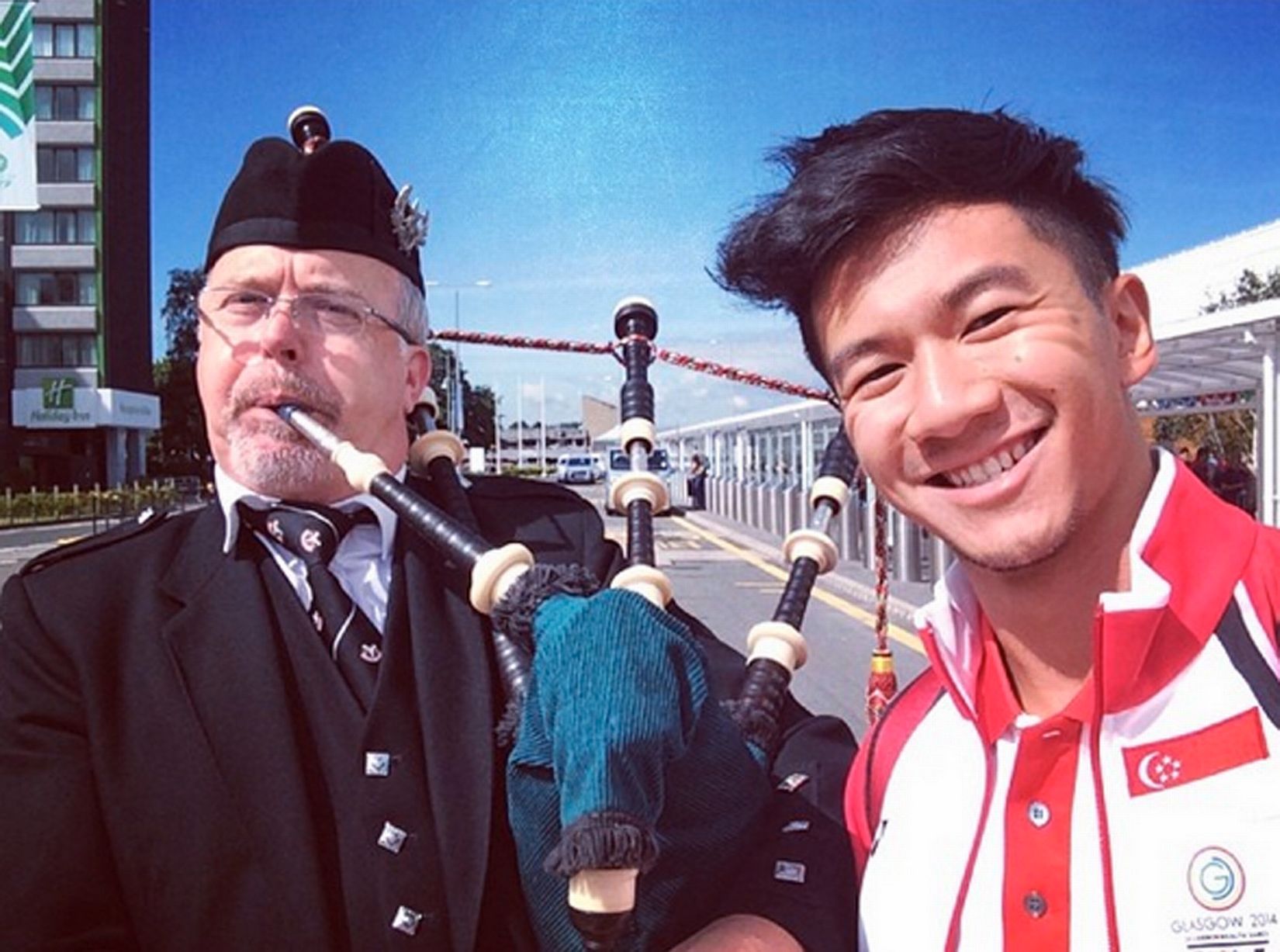 Singapore sprinter Calvin Kang gets up close and personal with a piper ©Twitter