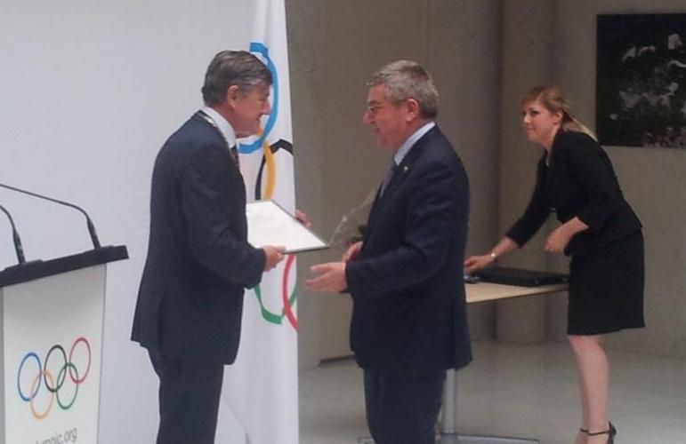 Thomas Bach awards Guido de Bondt the Olympic Order ©ITG