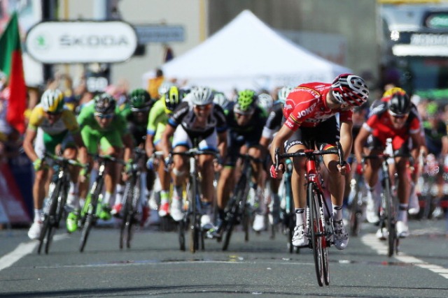 Tony Gallopin looks back at the chasing pack as he crosses the line in Oyonnax ©Getty Images