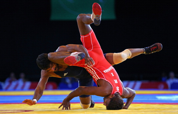 Yogeshwar Dutt of India (blue) won gold in the men's 65kg wrestling ©Getty Images