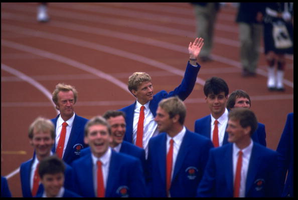 Steve Cram waves during the 1986 Commonwealth Games Opening Ceremony, with Steve Redgrave, who would pick up three rowing golds, in front of him ©Getty Images