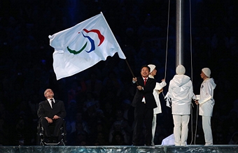 Pyeongchang Mayor Lee Seok-rae accepts the Paralympic flag at the Closing Ceremony of the Sochi 2014 Paralympic Winter Games ©Getty Images 