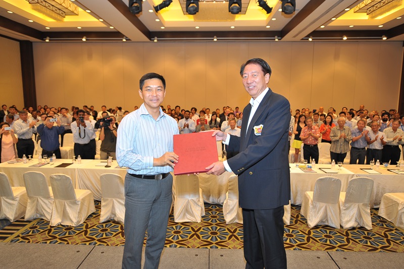New SNOC President Tan Chuan-Jin (left) presenting outgoing SNOC President, Deputy Prime Minister Teo Chee Hean, with a memento at the Annual General Meeting ©SNOC